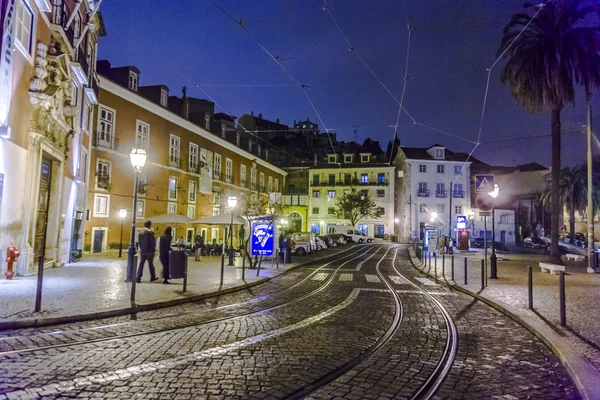 Tramvajová kolejnice v historické části Lisabonu v noci — Stock fotografie
