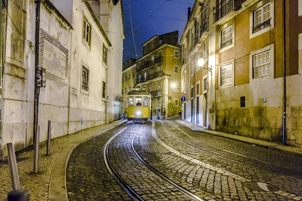 Τραμ και Κουρτινόξυλα στο παλαιό μέρος της Λισσαβώνας από νύχτα — Φωτογραφία Αρχείου