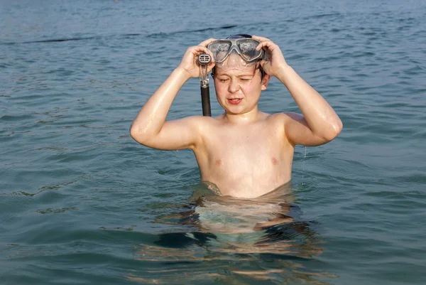 Fiatal fiú a gyönyörű kristálytiszta tenger kezdődik, snorkeling — Stock Fotó