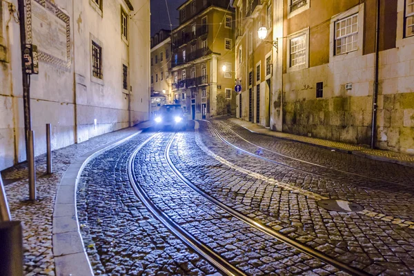 Streetcar skenor i den gamla delen av Lissabon nattetid — Stockfoto