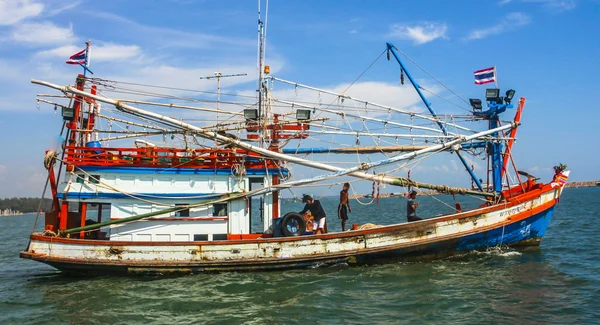 Fishermen prepare the boat for the daily catch — Stock Photo, Image
