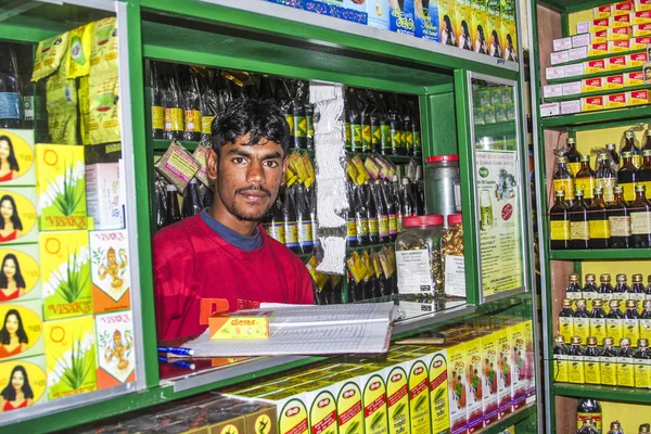 Фармацевты продают лекарства в его магазине — стоковое фото