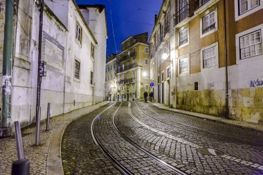tramvay Lizbon eski kısmı gece raylar.