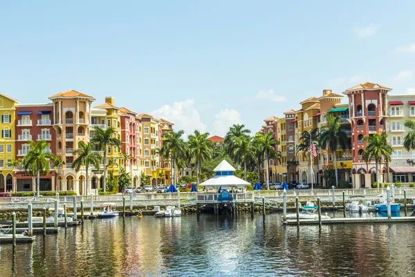 renkli İspanyolca t suya bakan binaların etkilemiştir.