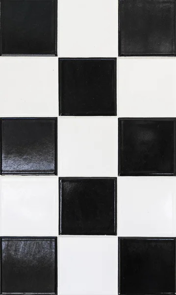 Svarta och vita väggplattor i harmoniska mönster — Stockfoto
