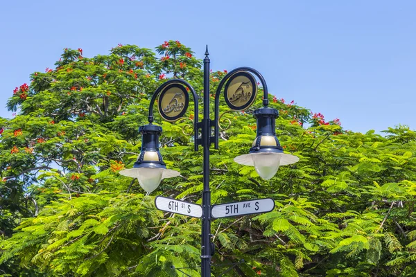 Történelmi utca jel-ban, a floridai Naples-kék ég alatt — Stock Fotó