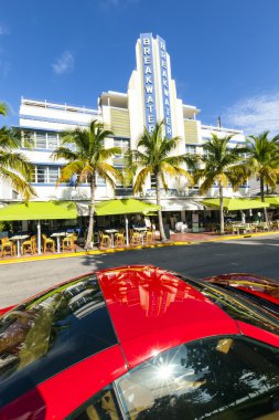 Ocean drive'de bulunan dalgakıran otel