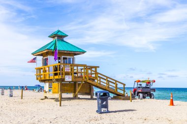 insanlar sunny Isles cankurtaranlar içinde korunmuş plaj keyfini çıkarın.