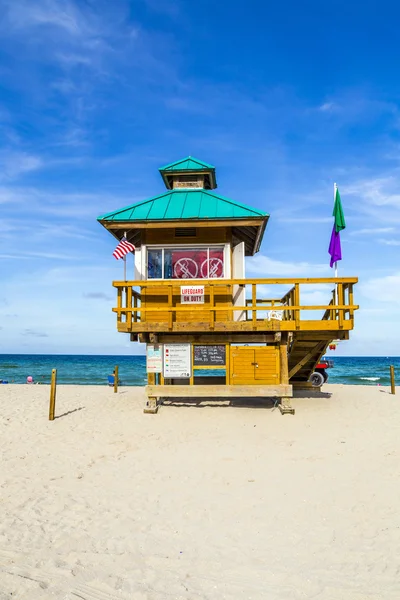 Sunny isles beach protected by lifeguards in famous huts — Stock Photo, Image