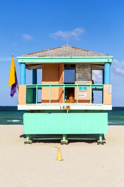 木制生命守卫在迈阿密的装饰艺术风格的小屋 — 图库照片