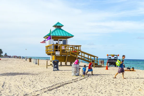 Ludzie się na plaży w sunny isles chronione przez ratowników w — Zdjęcie stockowe