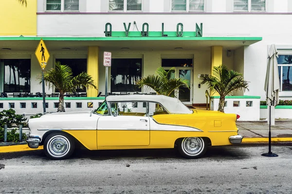 Κλασικό oldsmobile με χρώμιο καλοριφέρ σχάρα parksd μπροστά — Φωτογραφία Αρχείου