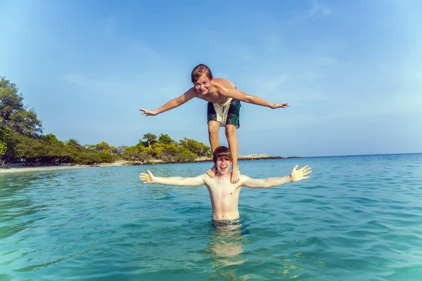 Os meninos se divertem jogando piggyback — Fotografia de Stock