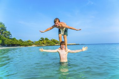 Sırtıma oynamak eğlenceli çocuklar var