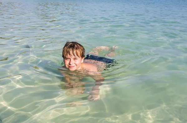 男孩喜欢在海里游泳 — 图库照片