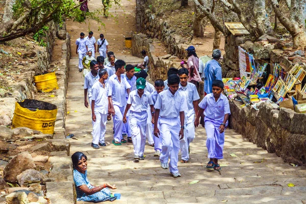 Excursão de uma classe de escola ao mosteiro de Mihintale — Fotografia de Stock