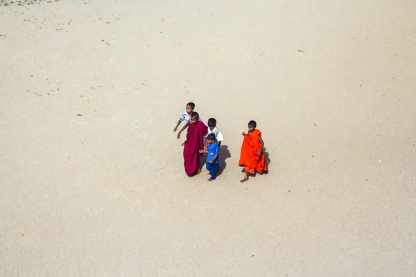 Junger Mönch führt seine Kinderfreunde zum Tempel — Stockfoto