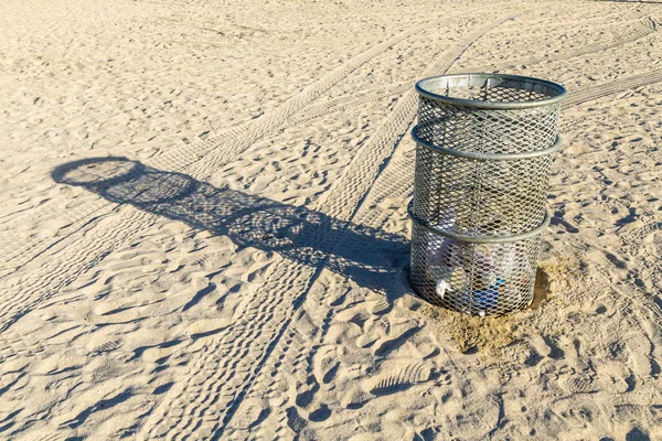 Litière garçon à la plage — Photo