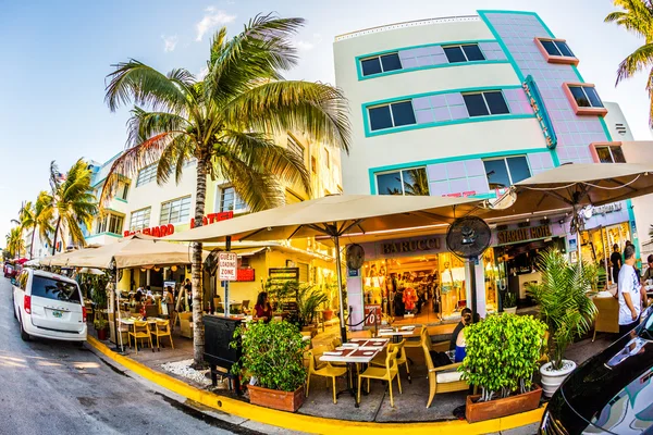 Vista no Ocean Drive, em Miami, no distrito art deco — Fotografia de Stock