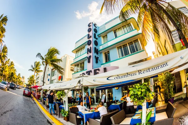 Vista a Ocean drive con hotel colonia a Miami in art deco — Foto Stock