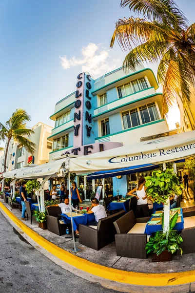 View at Ocean drive with colony hotel in Miami in the art deco — Stock Photo, Image