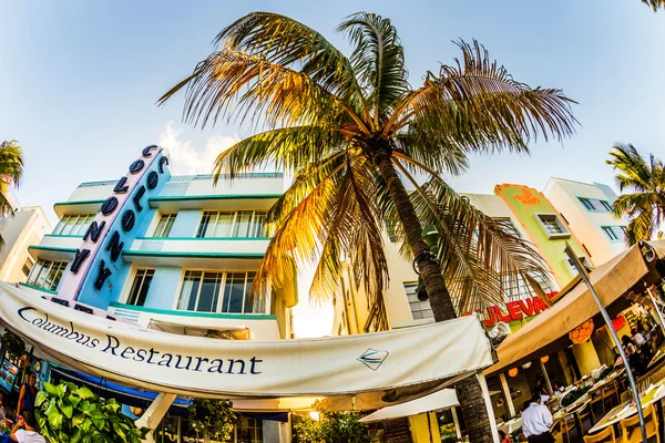 Vista no Ocean Drive com colônia hotel em Miami na art déco — Fotografia de Stock