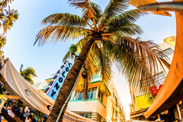 Vue à Ocean drive avec hôtel colonie à Miami dans l'art déco — Photo