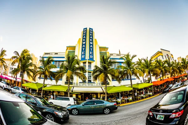 Δες στο ωκεανό στο Μαϊάμι με κυματοθραύστη ξενοδοχείο στην τέχνη δ — Φωτογραφία Αρχείου