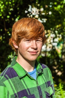 bahçede cazip mutlu gülen çocuk portresi