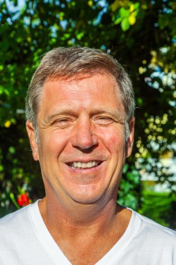 Bahçe mutlu çekici bir adam