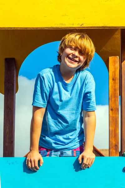 Portrét šťastný teenager na dětském hřišti — Stock fotografie