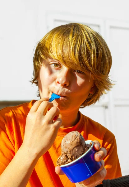 Хлопчик любить морозива — стокове фото
