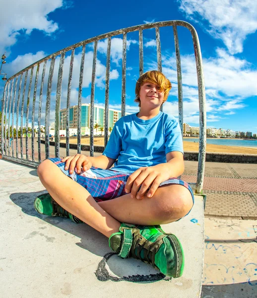 Aranyos fiú ül a skate park — Stock Fotó