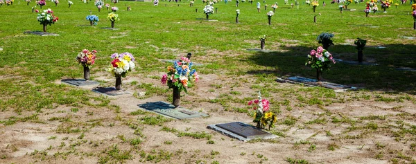 Cimitero americano con fiori alle tombe — Foto Stock