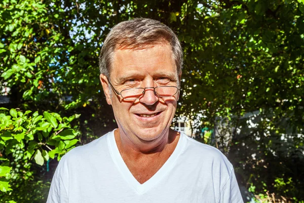 Feliz hombre atractivo en el jardín — Foto de Stock