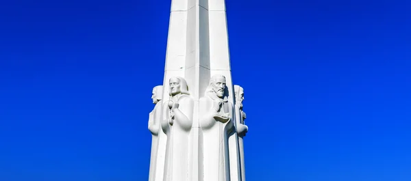 Astronomen monument aan de griffith observatorium in los angeles, — Stockfoto