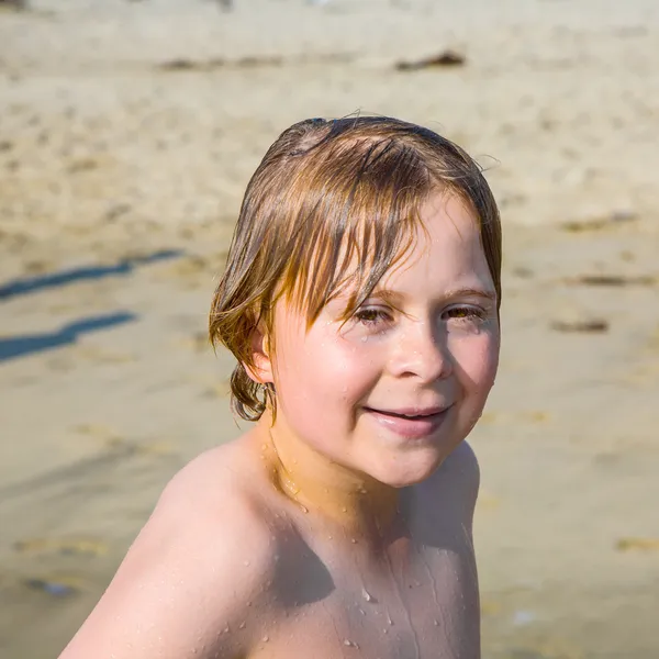 Menino joga na bela praia — Fotografia de Stock