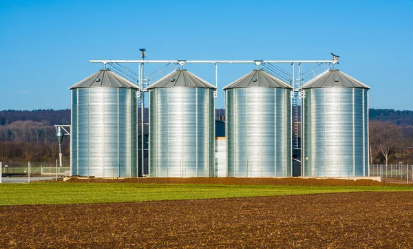 Silver silo i landsbygdens landskap — Stockfoto