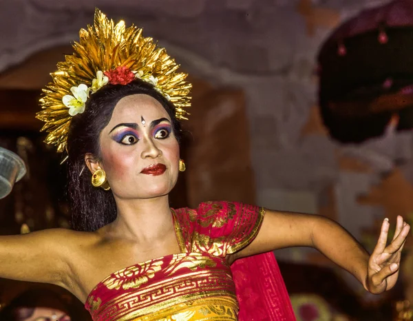 Bailarina realiza un popurri de baile indonesio para turistas —  Fotos de Stock