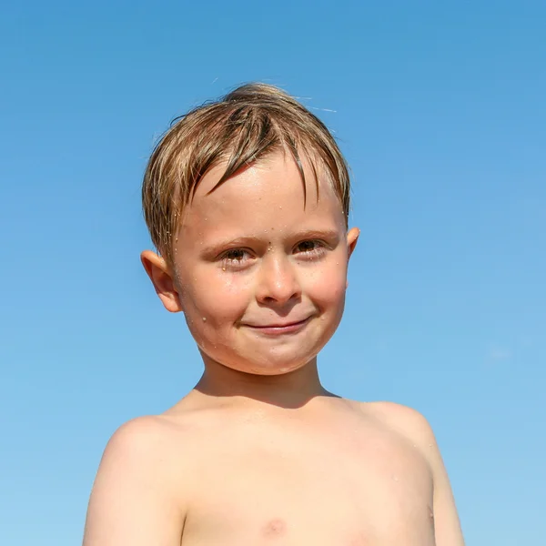 Porträt eines süßen Jungen am Strand — Stockfoto