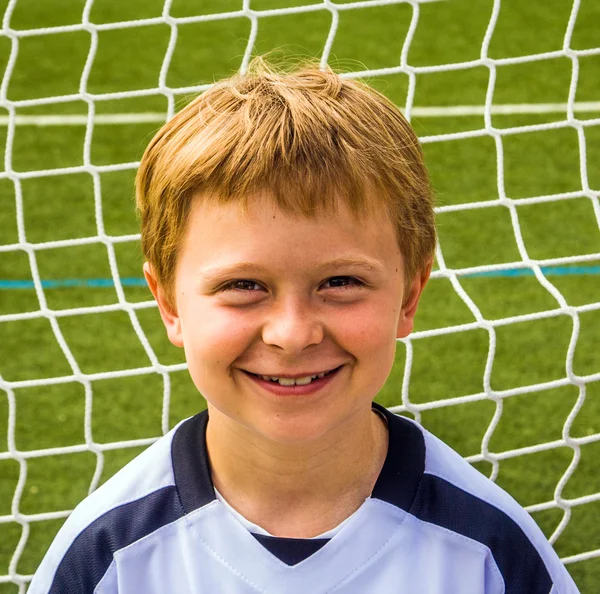 Fiatal futballista jelent büszkén — Stock Fotó