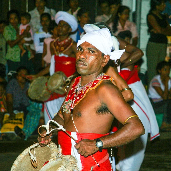 Musicien participe au festival Pera Hera à Kandy — Photo