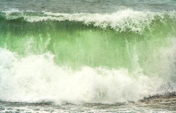 高波と黒のビーチに嵐の天気 — ストック写真