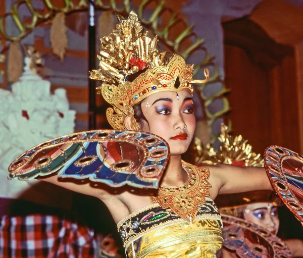 Dançarina está realizando uma dança indonésia potpurri para turistas — Fotografia de Stock