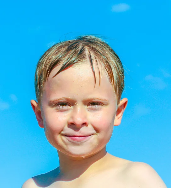 Porträt eines süßen Jungen am Strand — Stockfoto