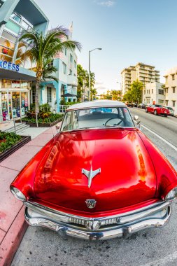 Klasik Ford araba parkları sanat deco bölgesinde.