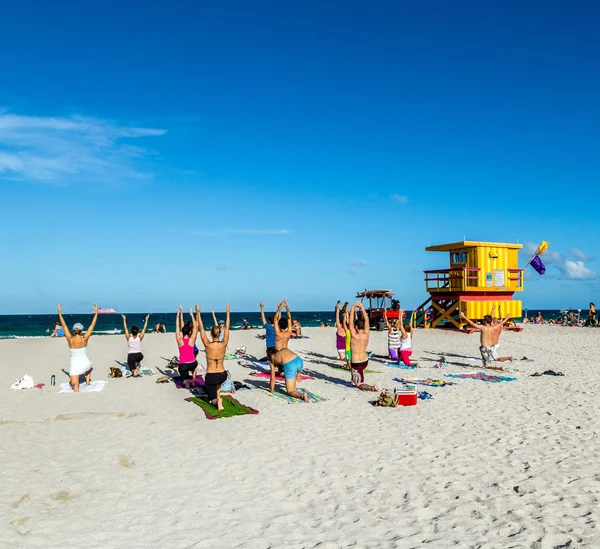 İnsanlar Güney plaj fitness sahasında tadını çıkarın. — Stok fotoğraf