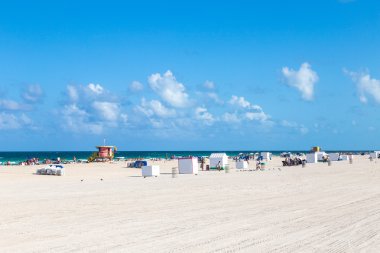 south Beach'te güneşin tadını sahilde turistler