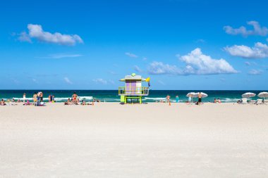 south Beach'te güneşin tadını sahilde turistler