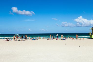 south Beach'te güneşin tadını sahilde turistler